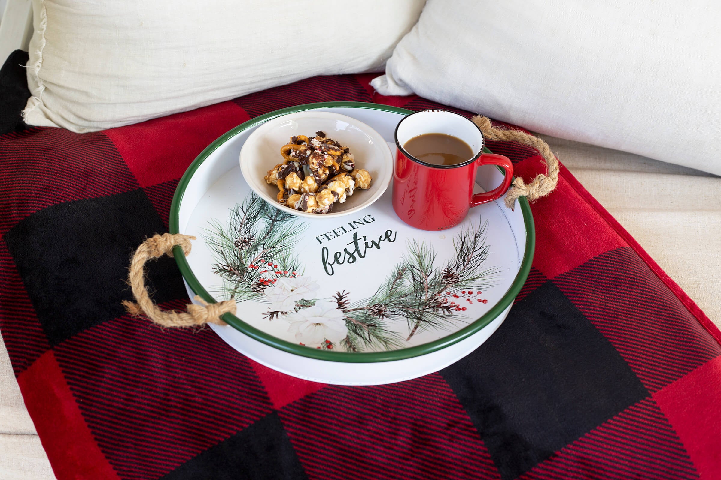 ROUND METAL TRAYS FEELING FESTIVE